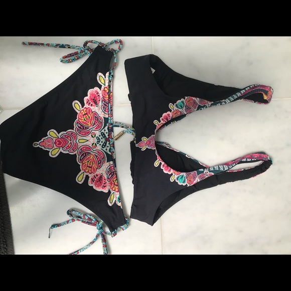 Bikini - Picture 2 of 5